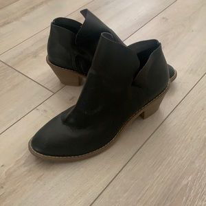 Universal Thread womens Black Boots size 6.5
